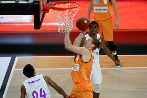 现低级失误 现低级失误